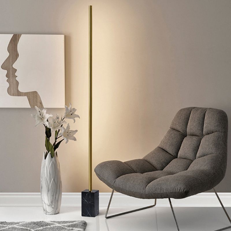 Edge lampadar minimalist Linear, negru/auriu, metal/marmură
