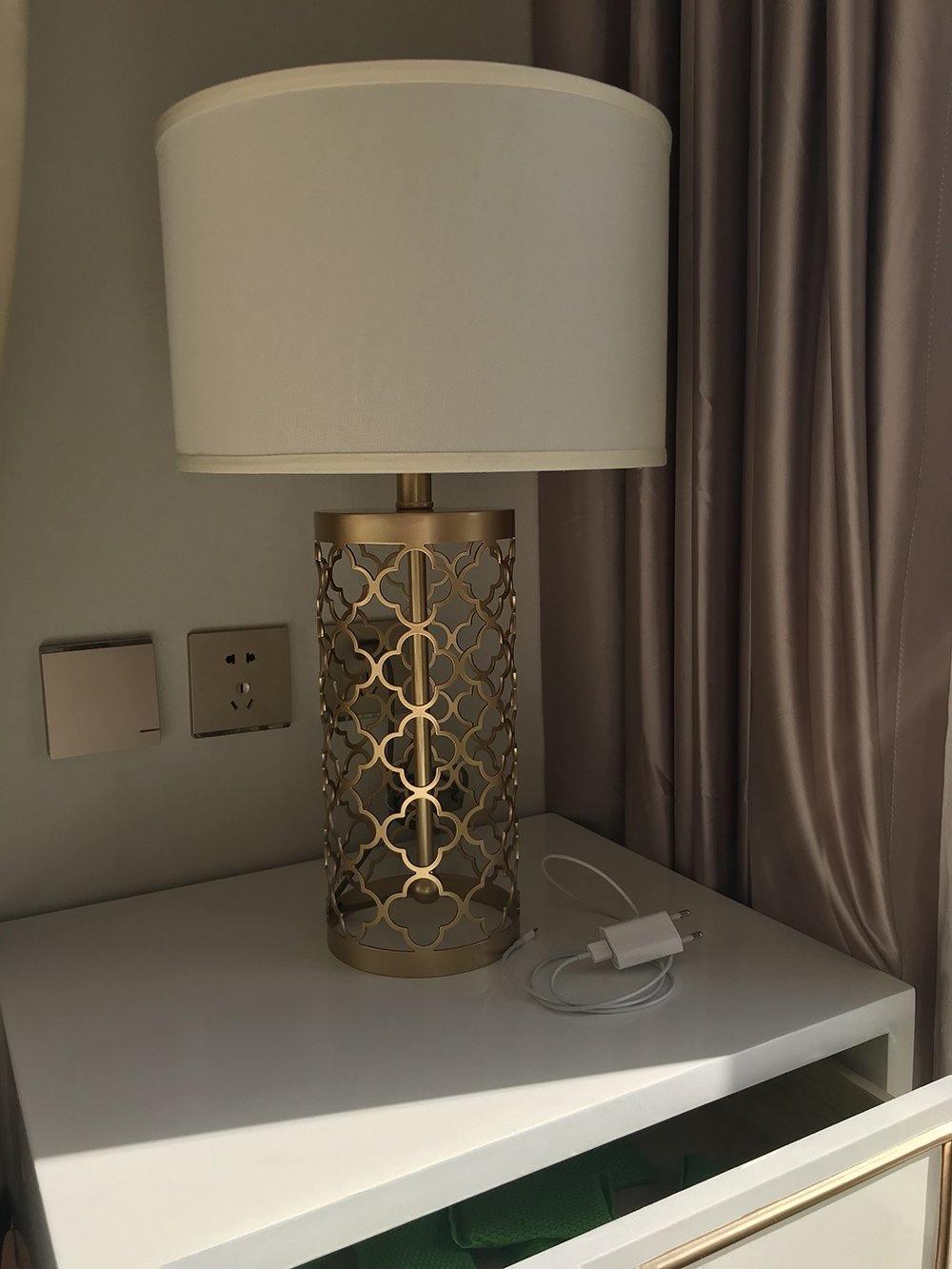 Selisise lampă de masă modernă