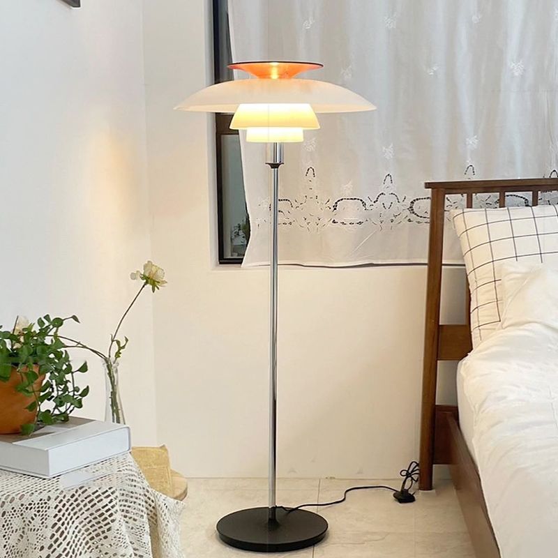 Salgado lampadar modern din metal, în formă de farfurie zburătoare