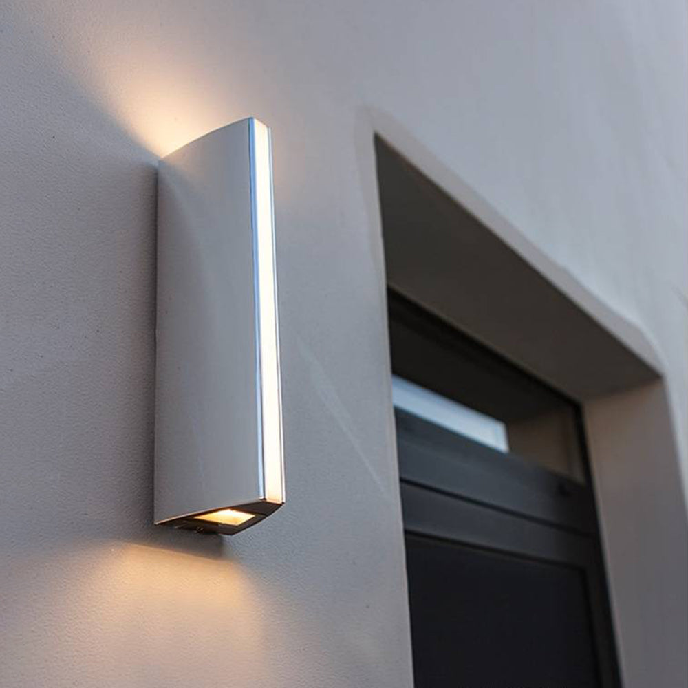 Ray aplică de perete pentru exterior modernă din metal, finisaj negru/silver, în culoare argintie