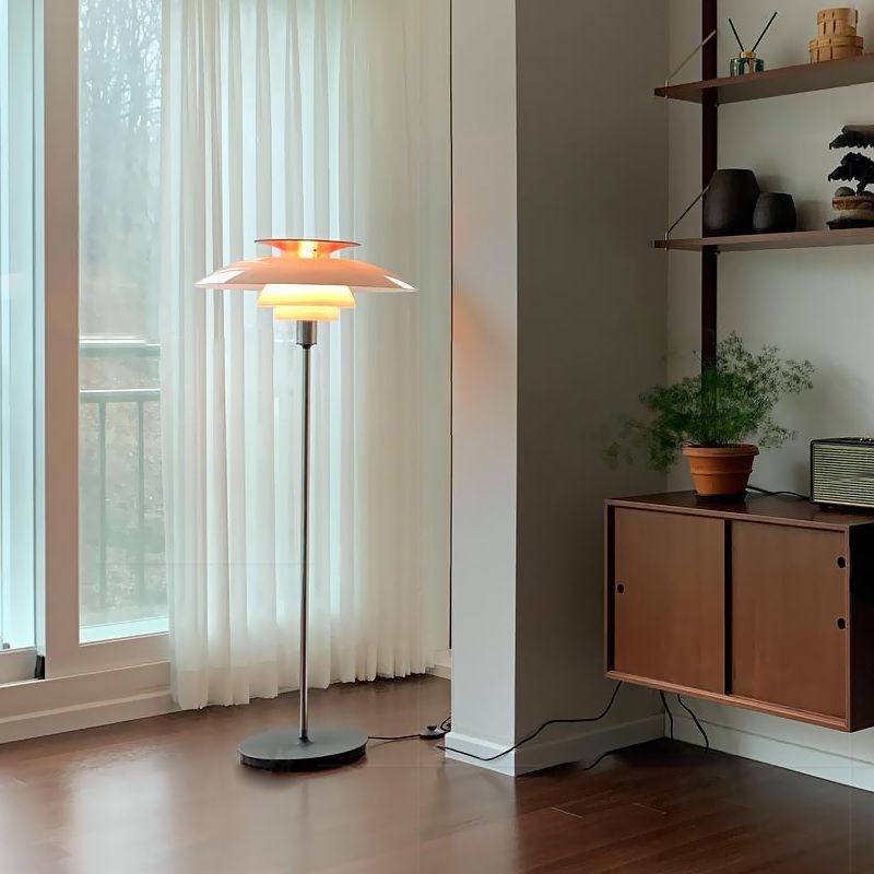 Salgado lampadar modern din metal, în formă de farfurie zburătoare