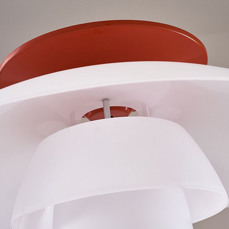 Salgado lampadar modern din metal, în formă de farfurie zburătoare