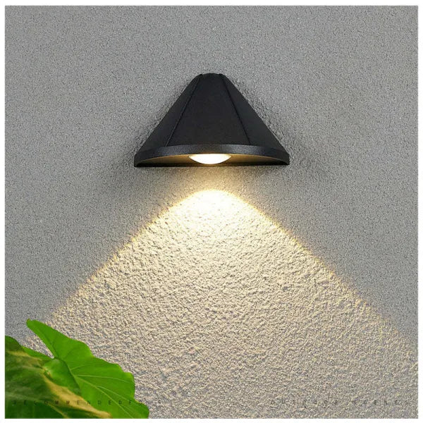 Ray aplică de perete pentru exterior neagră din metal, modernă, conică