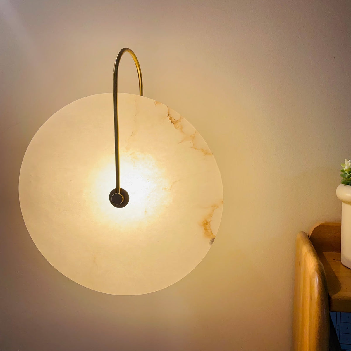 Kristy aplică de perete LED alabastru Circular Iconic