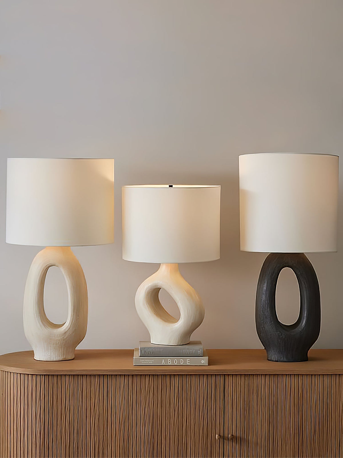 Lumestic lampă de masă din rășină și material textil, sculpturală
