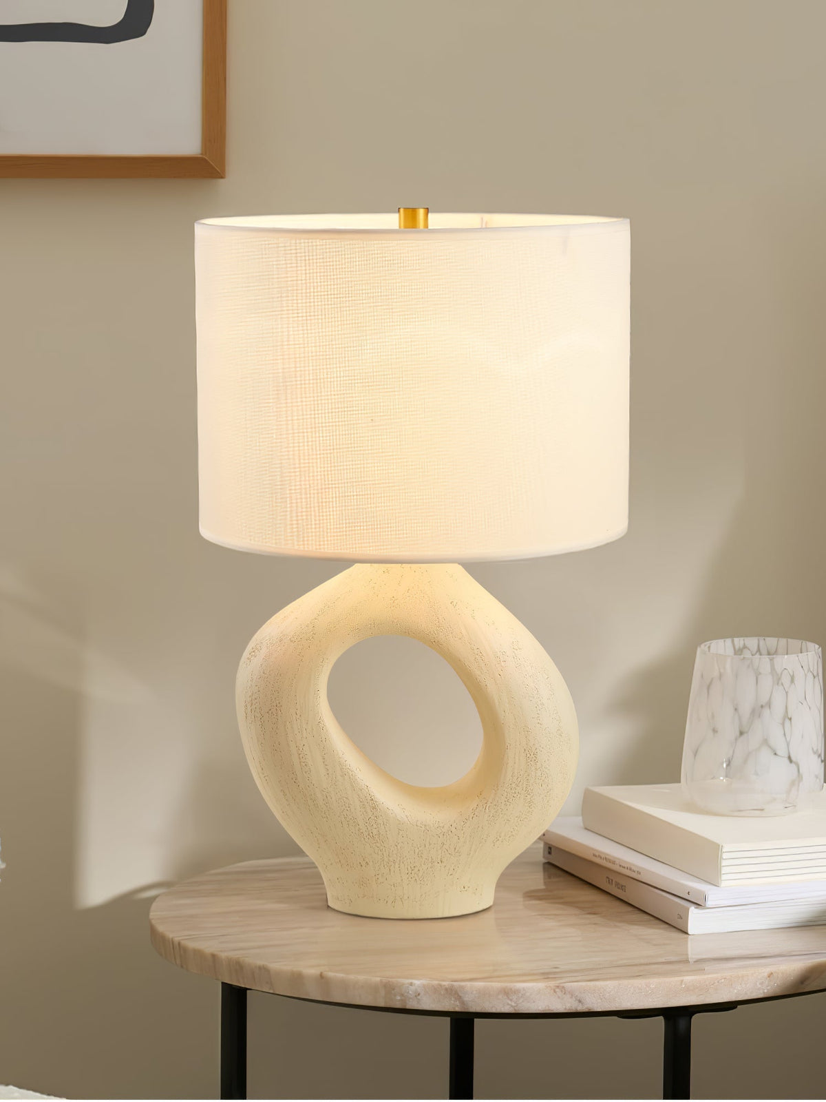 Lumestic lampă de masă din rășină și material textil, sculpturală