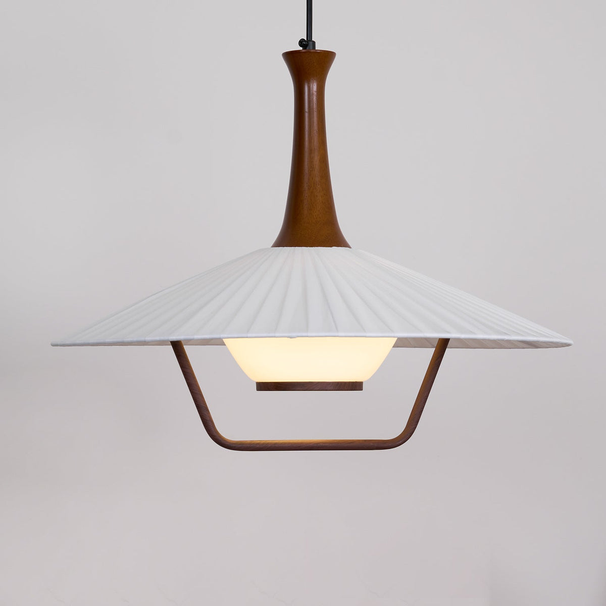 Vionne lampă suspendată albă din lemn, în stil modernist de la mijlocul secolului
