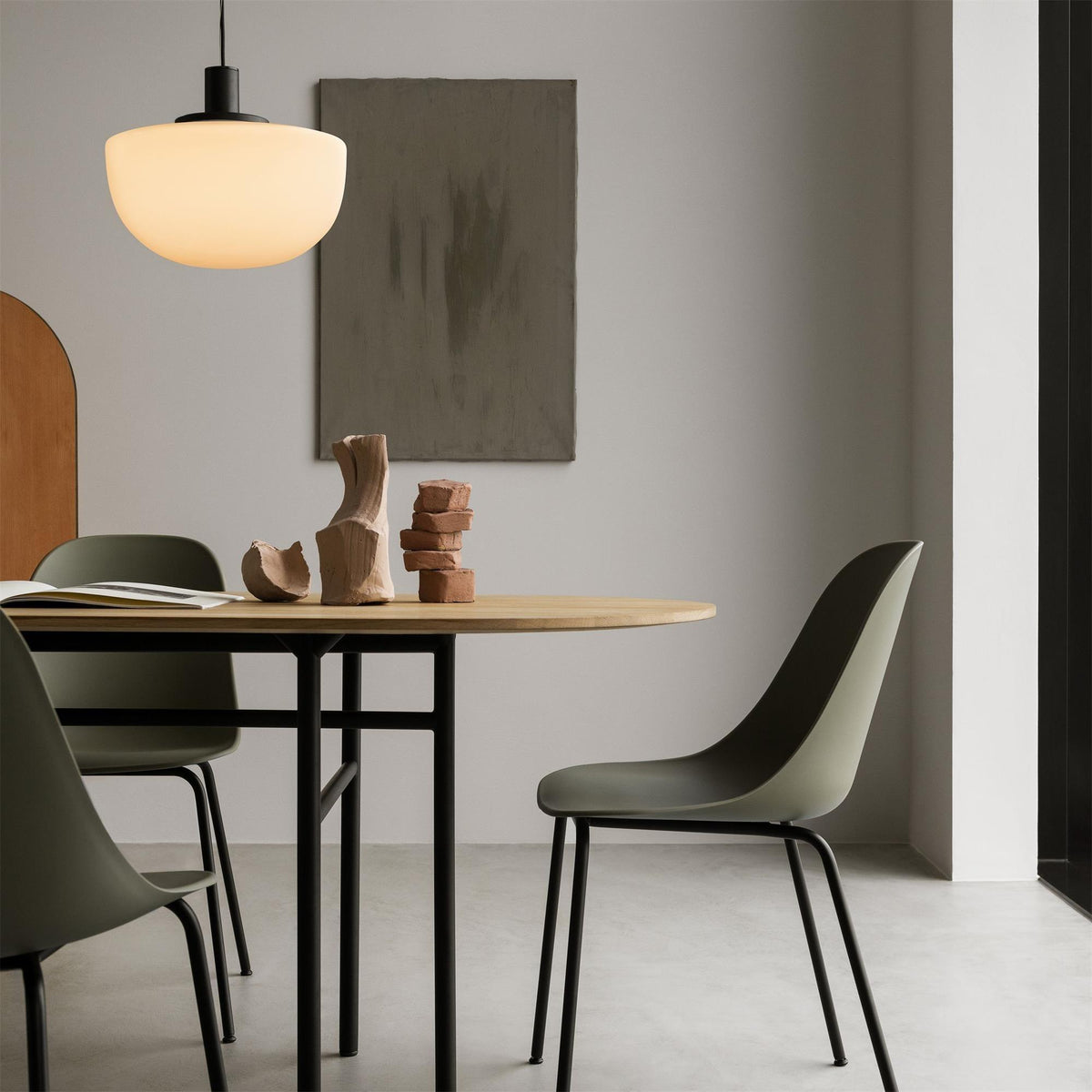 Lampă suspendată din sticlă cu abajur sferic și montaj metalic în stil minimalist pentru relaxare