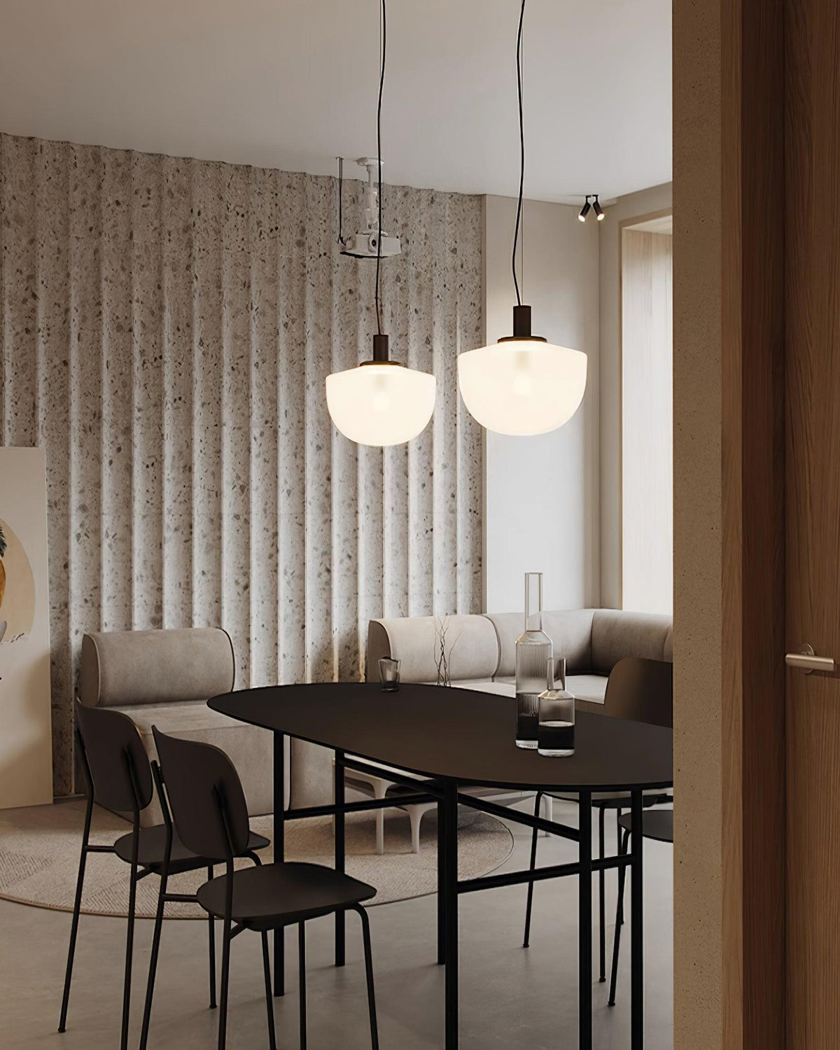 Lampă suspendată din sticlă cu abajur sferic și montaj metalic în stil minimalist pentru relaxare