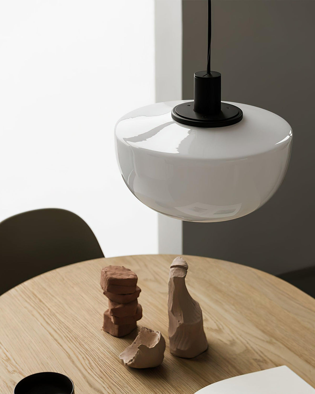 Lampă suspendată din sticlă cu abajur sferic și montaj metalic în stil minimalist pentru relaxare