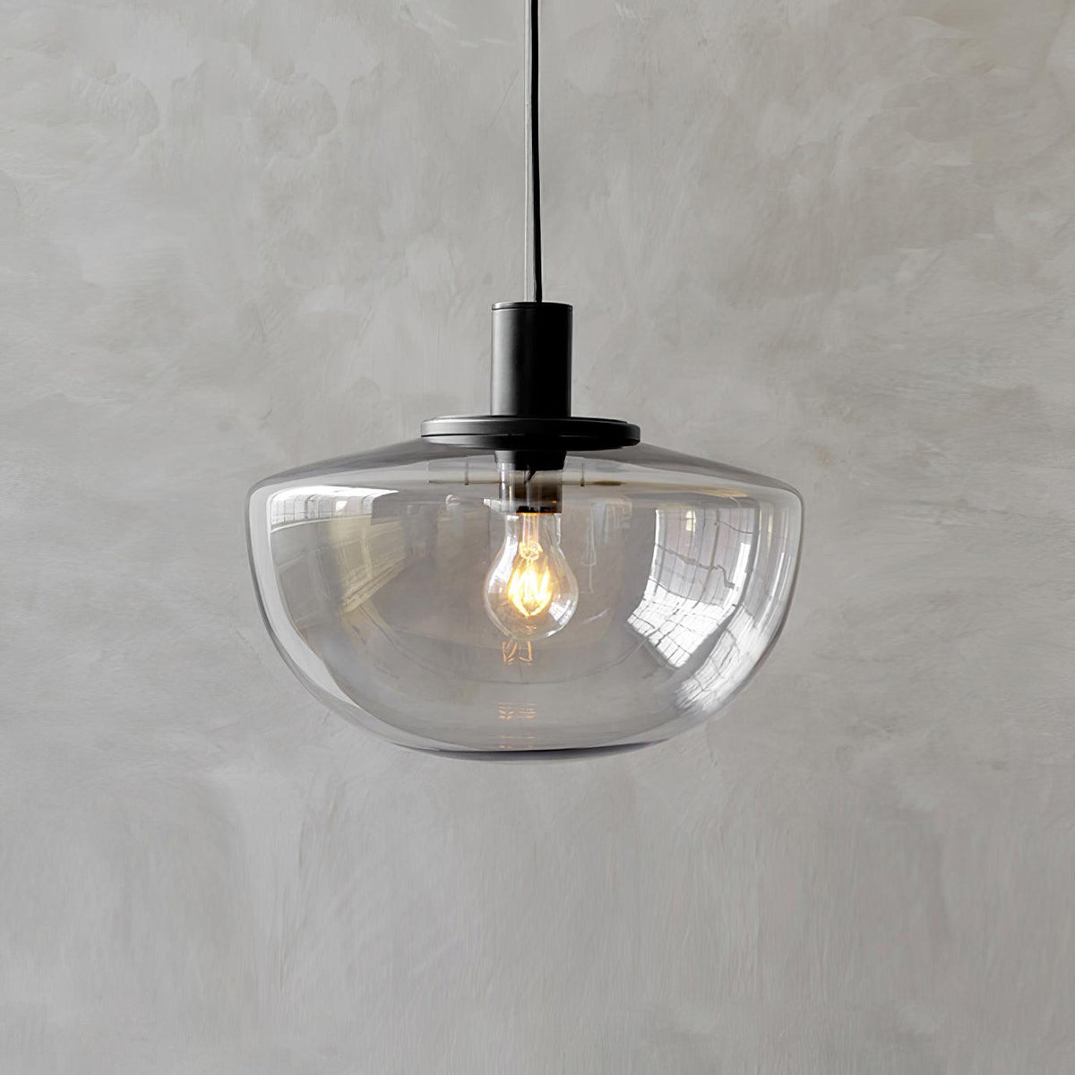 Lampă suspendată din sticlă cu abajur sferic și montaj metalic în stil minimalist pentru relaxare