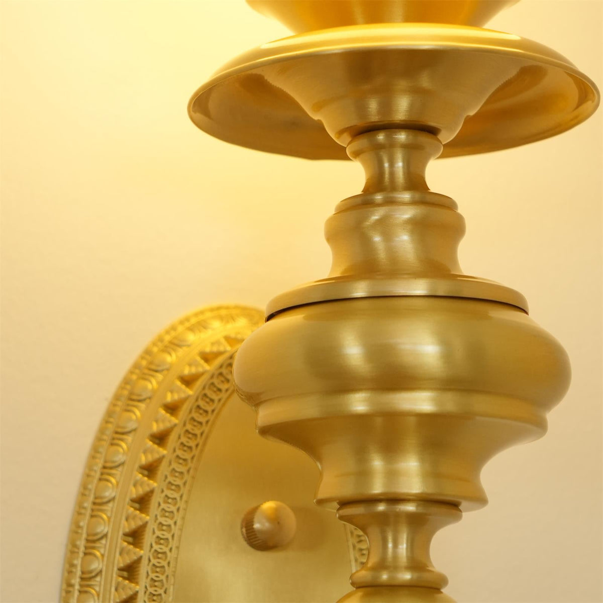 Aplică de perete corp sculptat din alamă, abajur glob, clasic și elegant