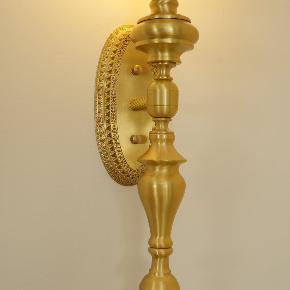 Aplică de perete corp sculptat din alamă, abajur glob, clasic și elegant