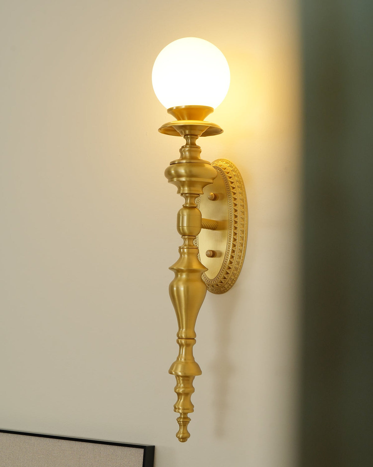 Aplică de perete corp sculptat din alamă, abajur glob, clasic și elegant