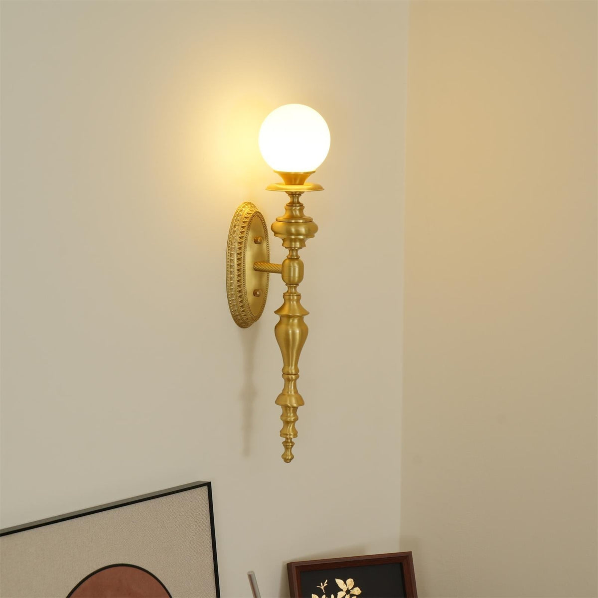 Aplică de perete corp sculptat din alamă, abajur glob, clasic și elegant