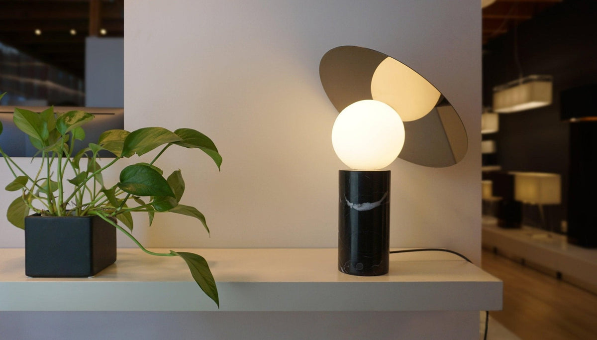 Dila lampă de masă minimalistă din marmură