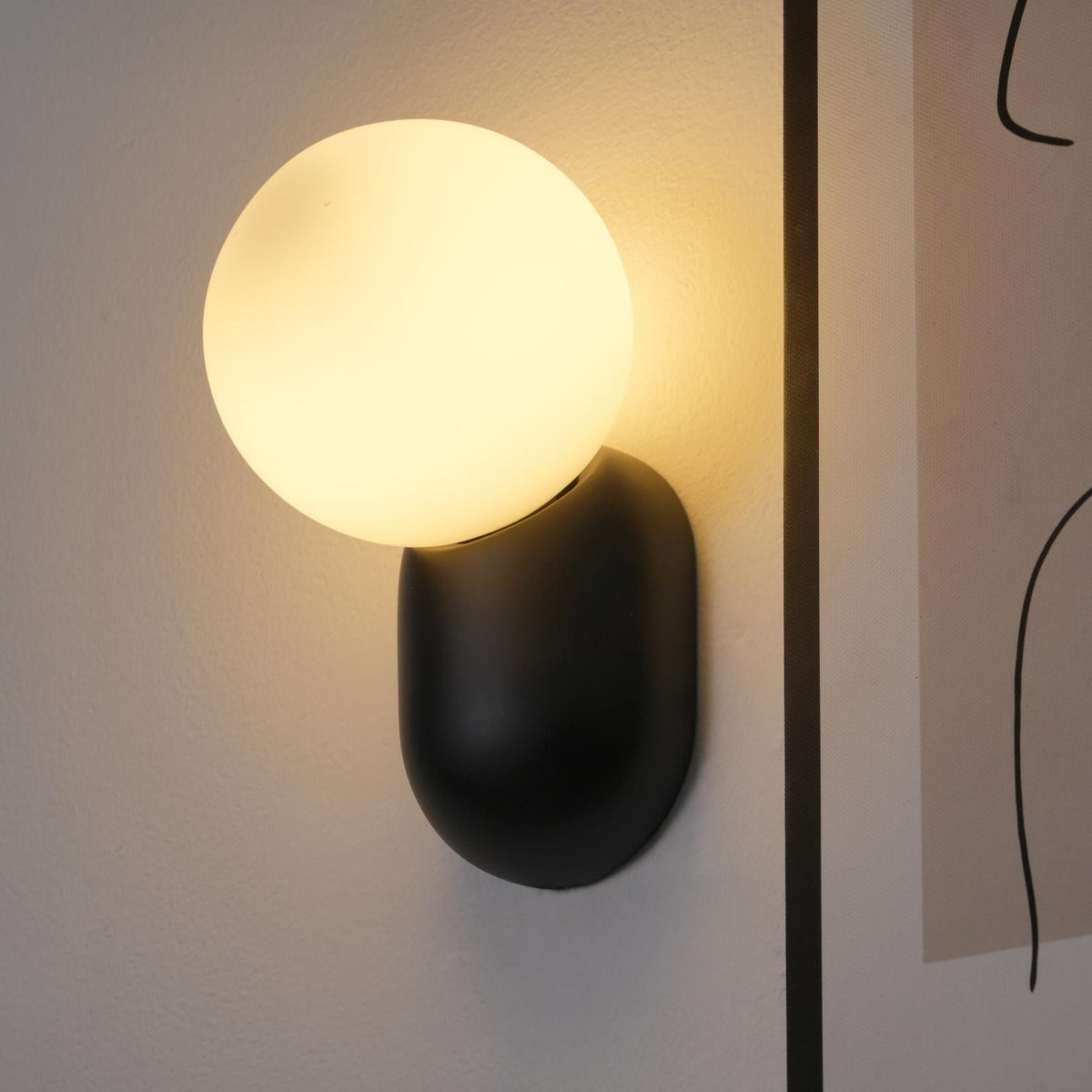 Nelo aplică de perete, minimalistă, cu glob