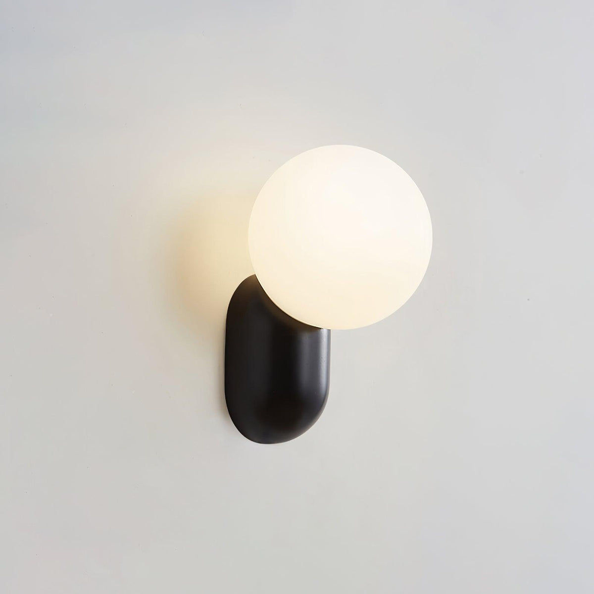 Nelo aplică de perete, minimalistă, cu glob