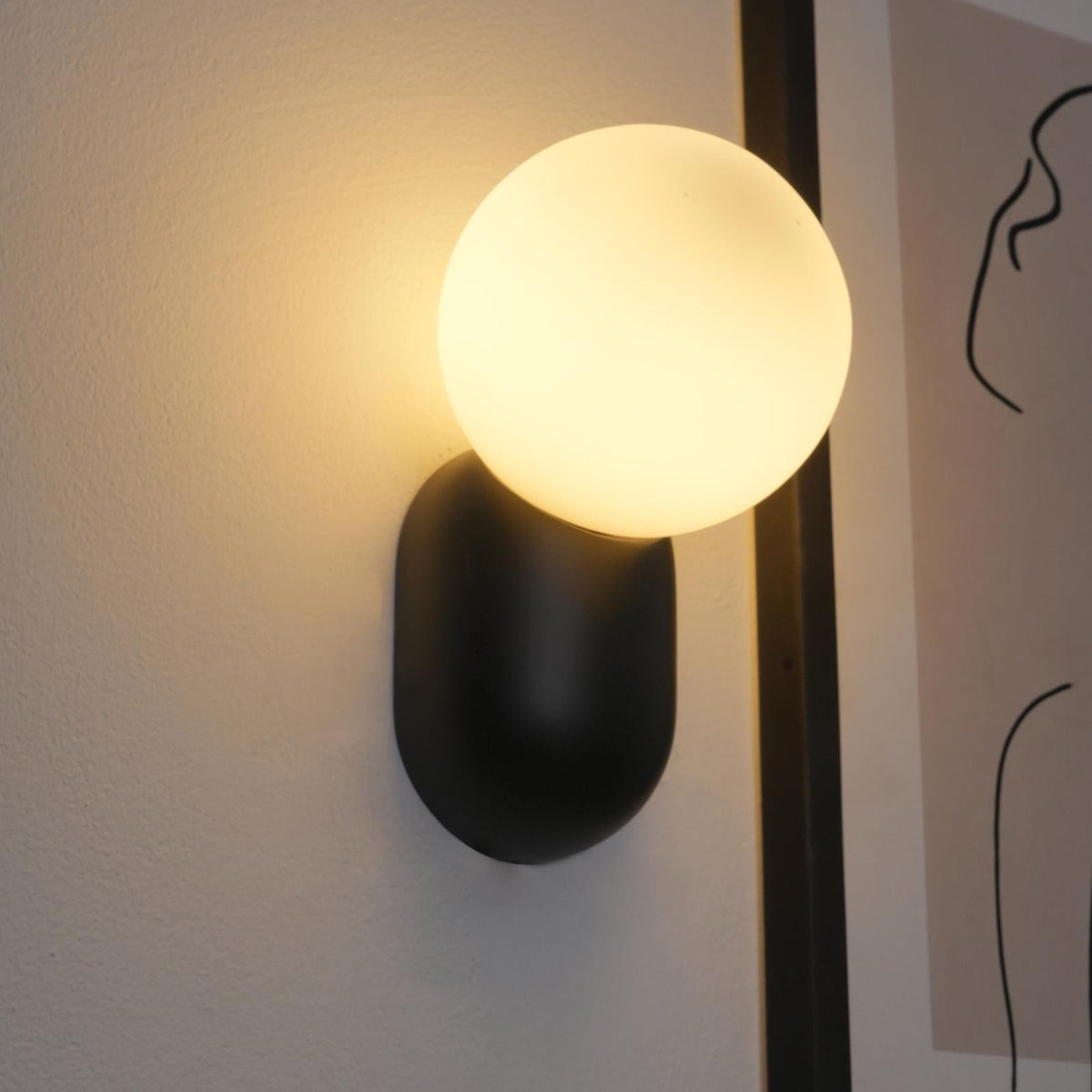 Nelo aplică de perete, minimalistă, cu glob