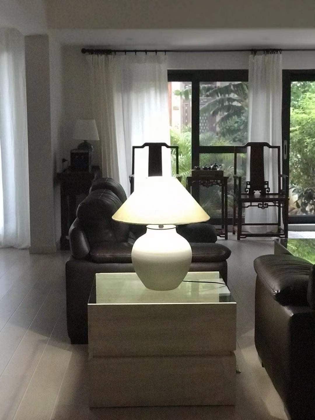 Lumian lampă de masă din material textil și ceramică, rustică