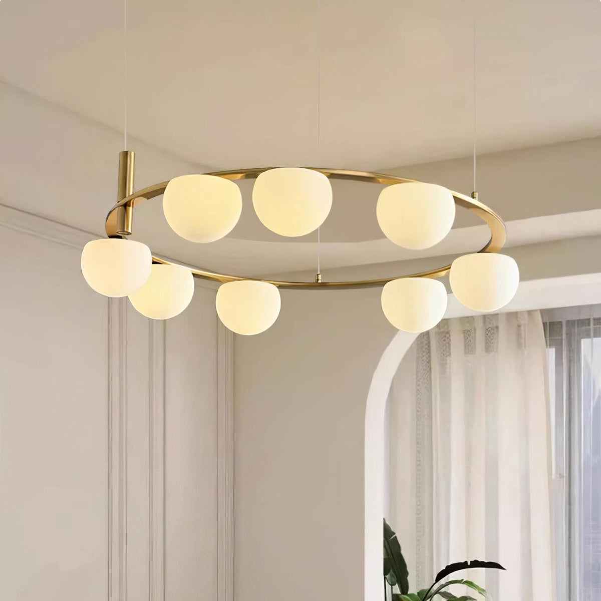 Candelabru modern cu Globuri din sticlă și Inel din metal cu Finisaj auriu
