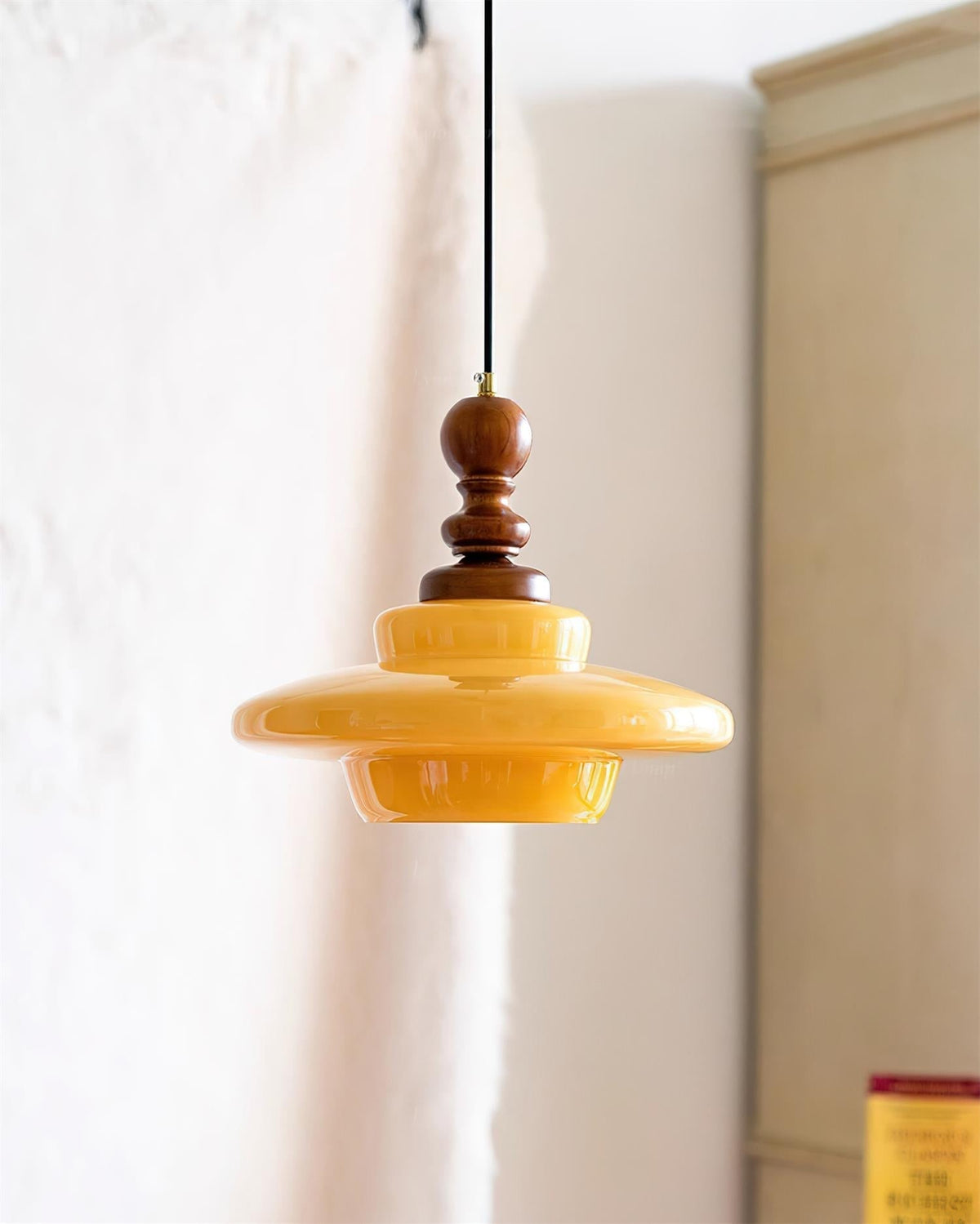 Lampă suspendată galbenă din sticlă cu detalii din lemn de nuc, stil retro