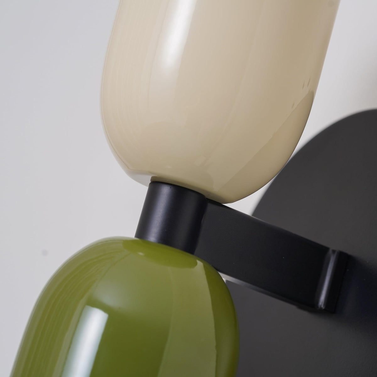 Teriielle aplică de perete verde și neagră, minimalistă, cu ștecher