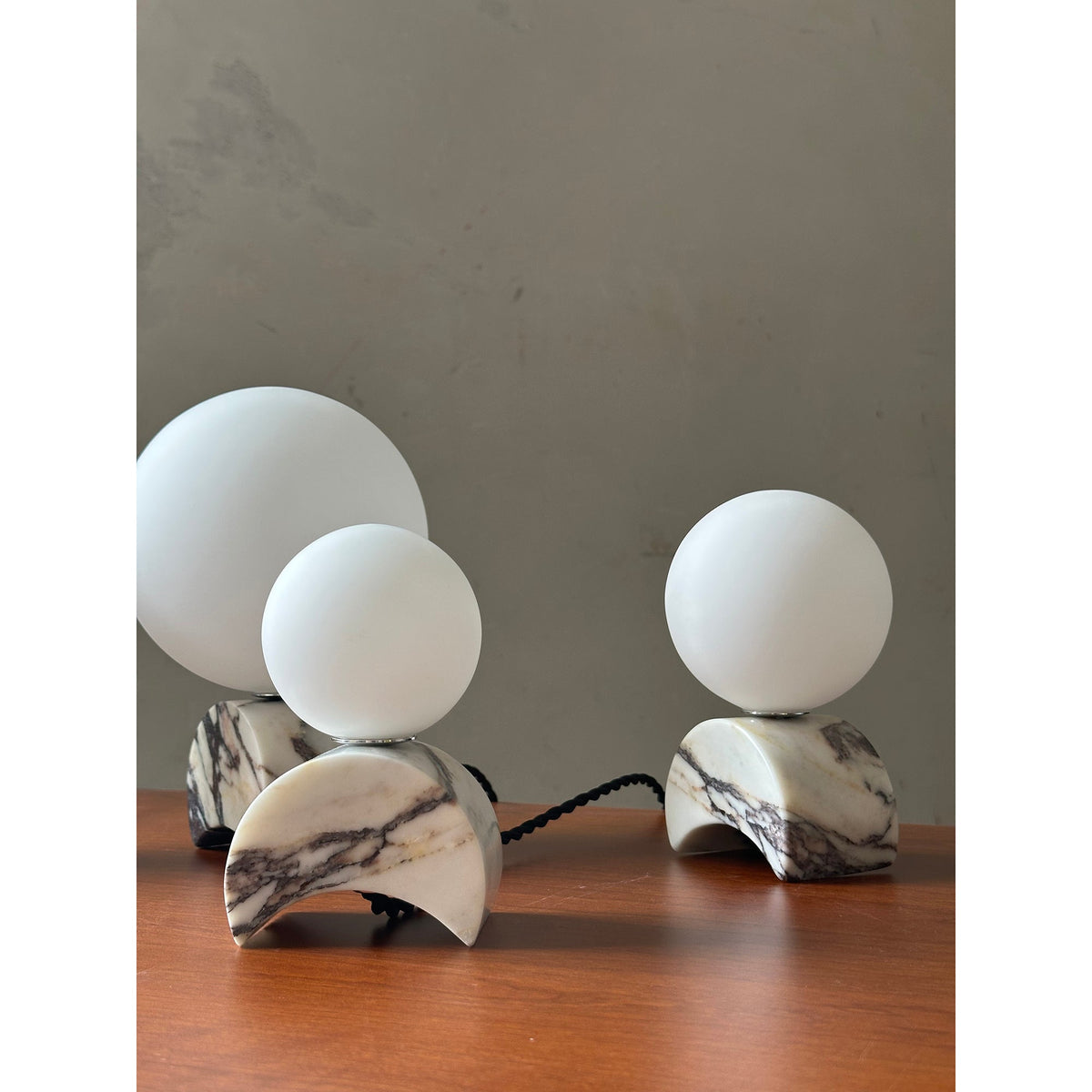 Crescent lampă de masă din marmură