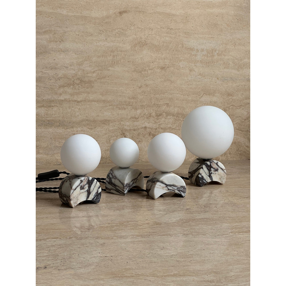 Crescent lampă de masă din marmură