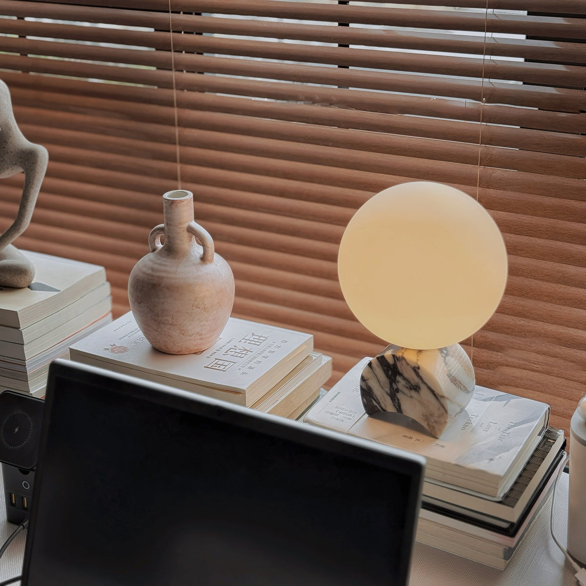 Crescent lampă de masă din marmură