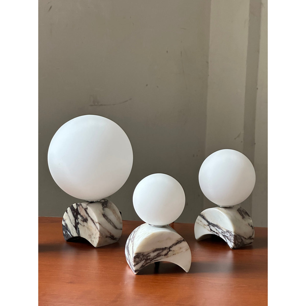 Crescent lampă de masă din marmură