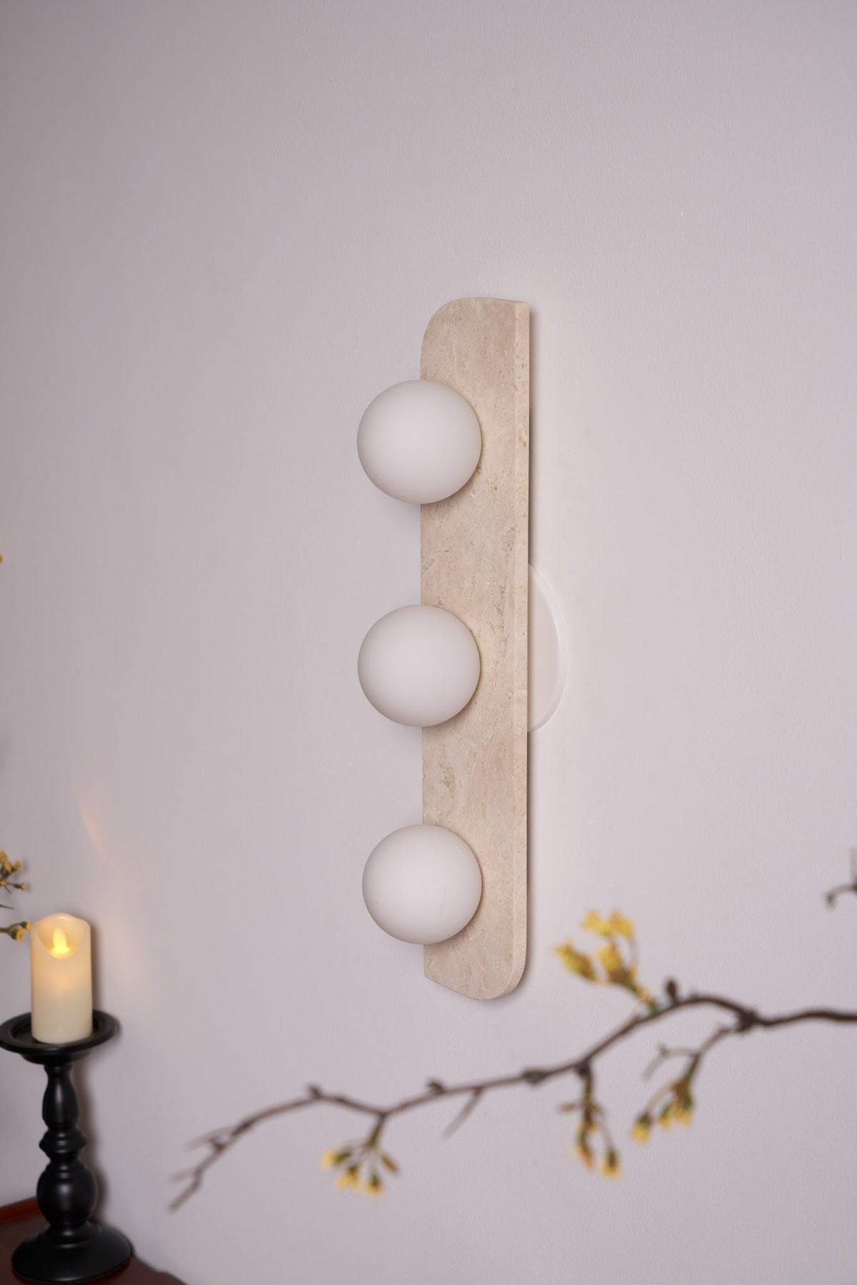 Serearia aplică de perete din travertin, minimalistă, cu ștecher