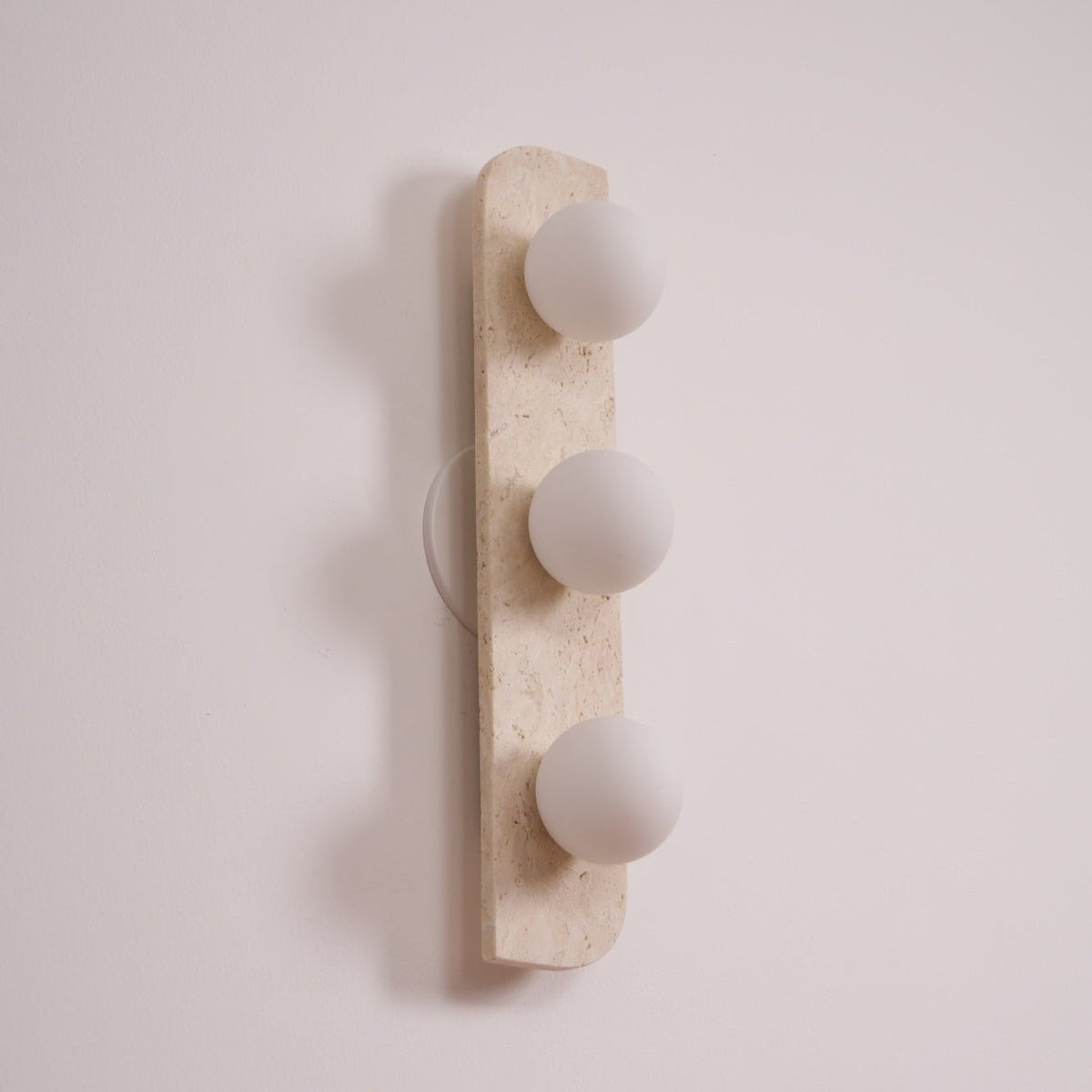Serearia aplică de perete din travertin, minimalistă, cu ștecher