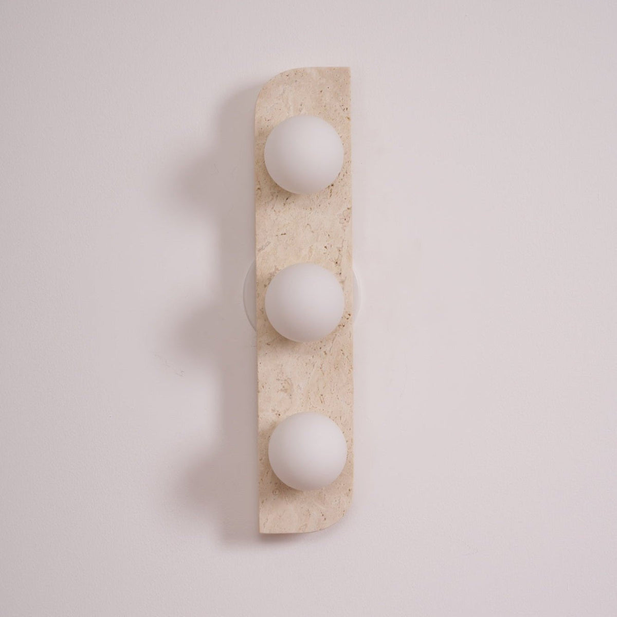 Serearia aplică de perete din travertin, minimalistă, cu ștecher