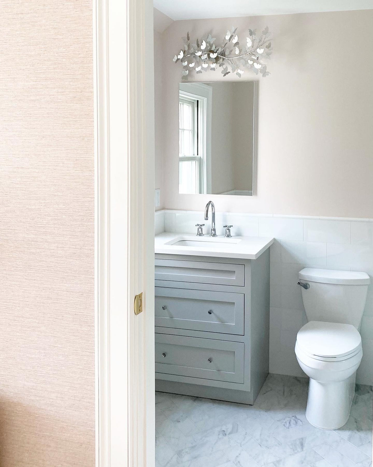 Gina aplică de perete ramură de fluture aurie decorativă