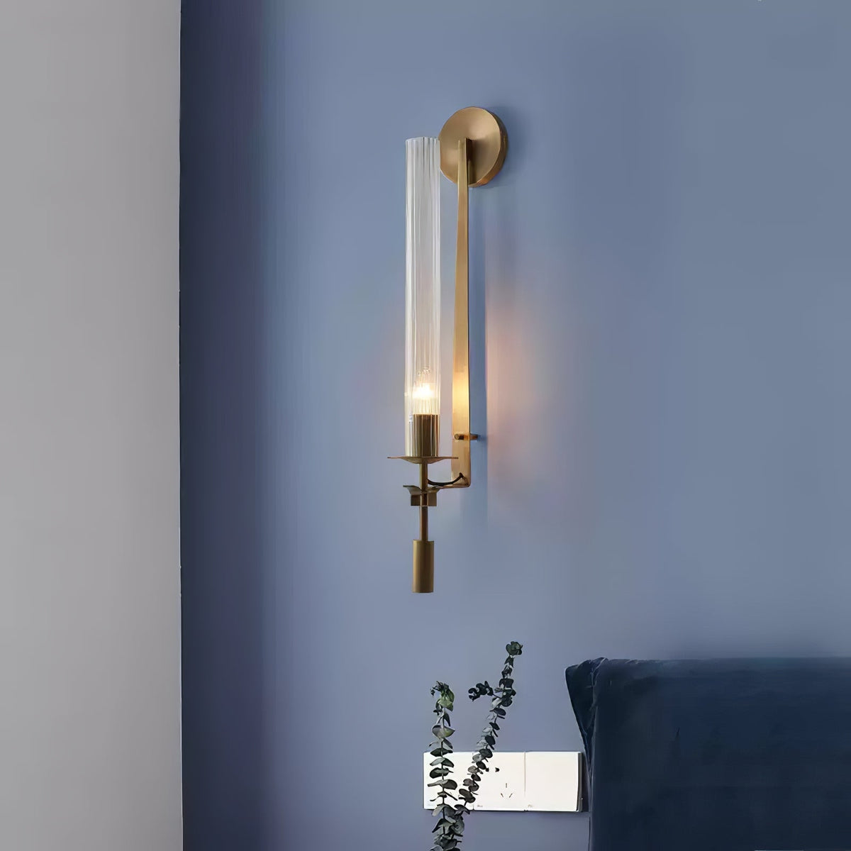 Veloora aplică de perete din alamă și sticlă, minimalistă, striată
