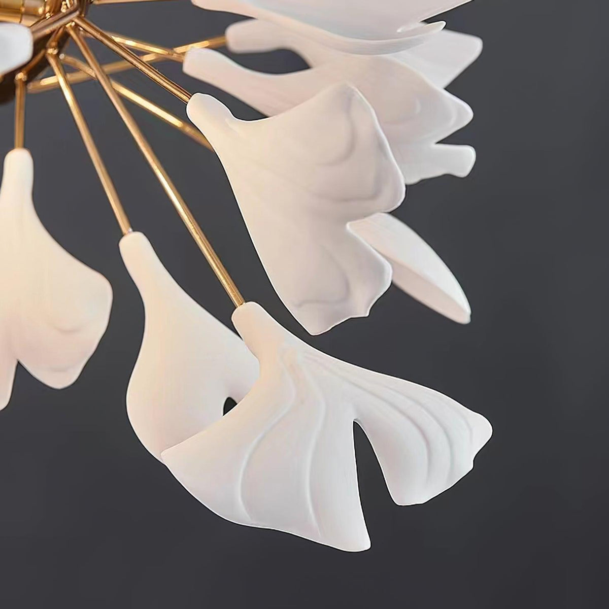 Candelabru cu cadru metalic, abajur ceramic în formă de ginkgo alb aurie, artă modernă