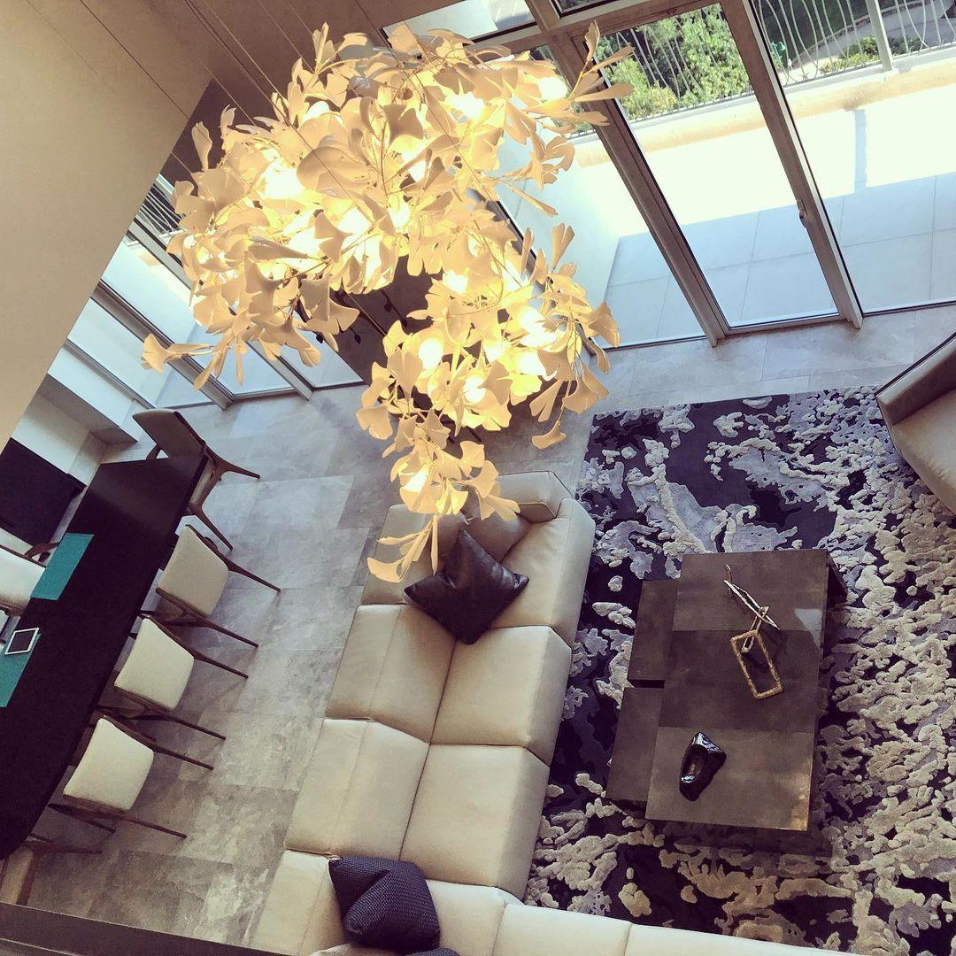 Calix candelabru cu abajur din ceramică în formă de frunză Gingko și finisaj alb aur, în stil modern