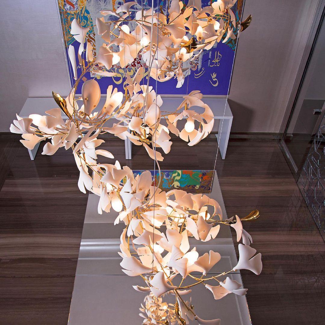 Calix candelabru cu abajur din ceramică în formă de frunză Gingko și finisaj alb aur, în stil modern
