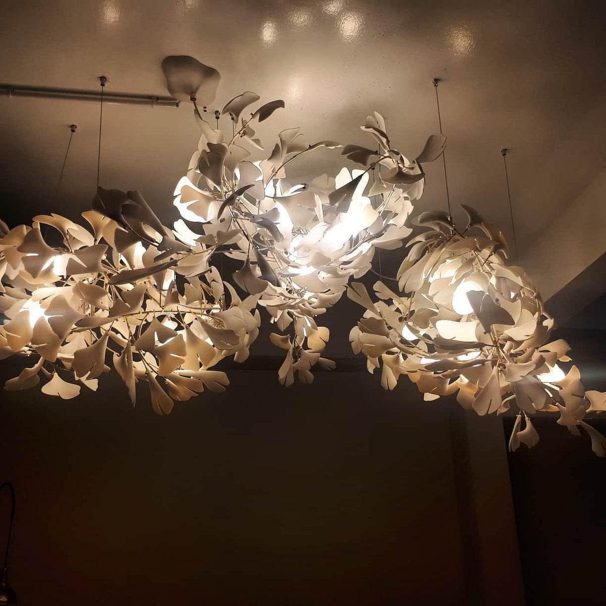 Calix candelabru cu abajur din ceramică în formă de frunză Gingko și finisaj alb aur, în stil modern