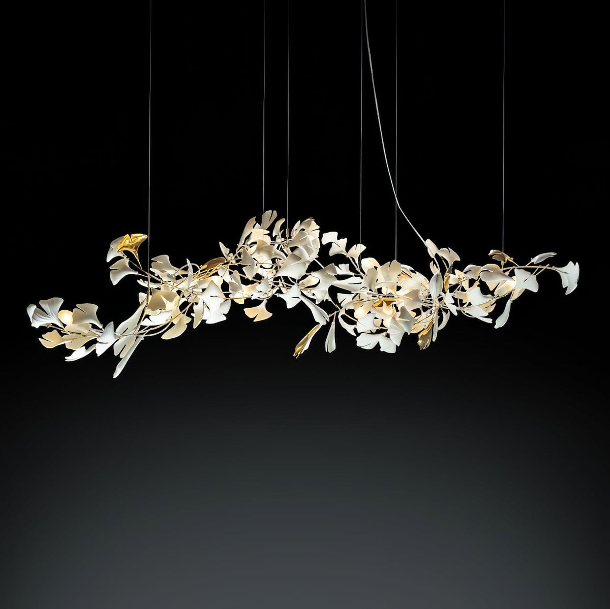 Calix candelabru cu abajur din ceramică în formă de frunză Gingko și finisaj alb aur, în stil modern