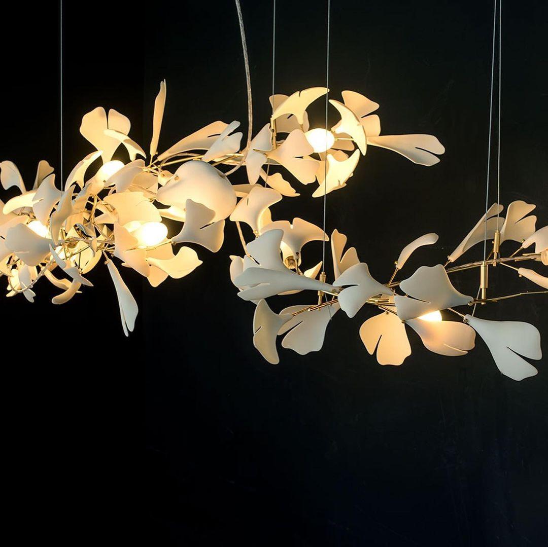 Calix candelabru cu abajur din ceramică în formă de frunză Gingko și finisaj alb aur, în stil modern