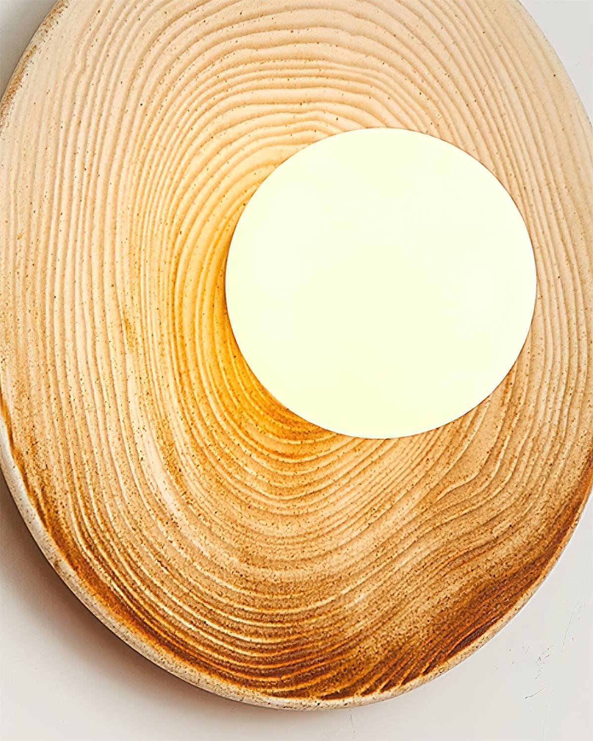 Aplică de perete cu disc ceramic texturat și accent din lemn pentru living, pentru zona de intrare, în stil modern
