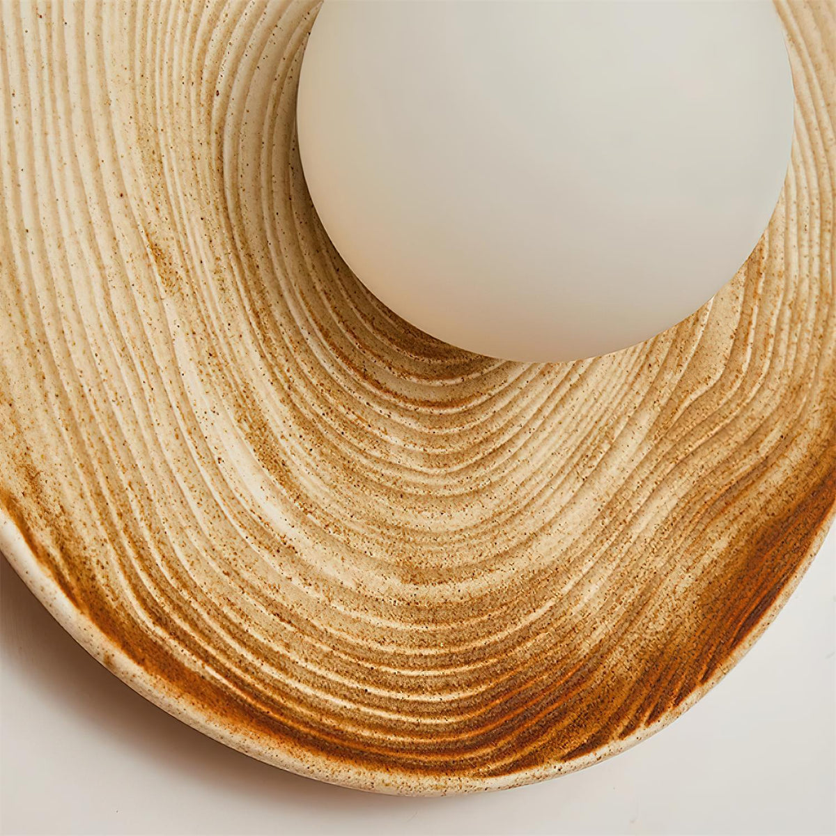 Aplică de perete cu disc ceramic texturat și accent din lemn pentru living, pentru zona de intrare, în stil modern