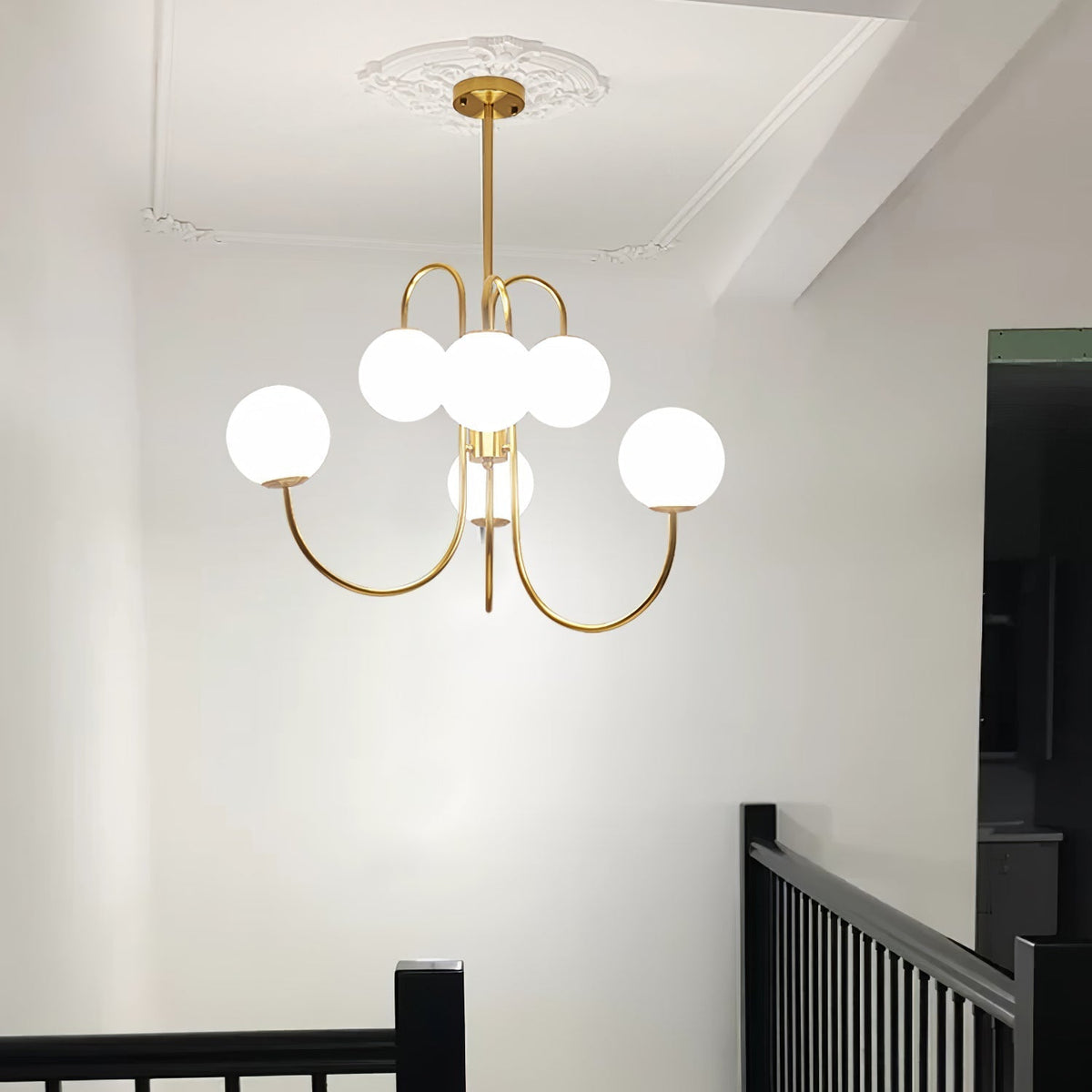 Auruaria candelabru din alamă, cu glob, în grup, curbat, cu braț