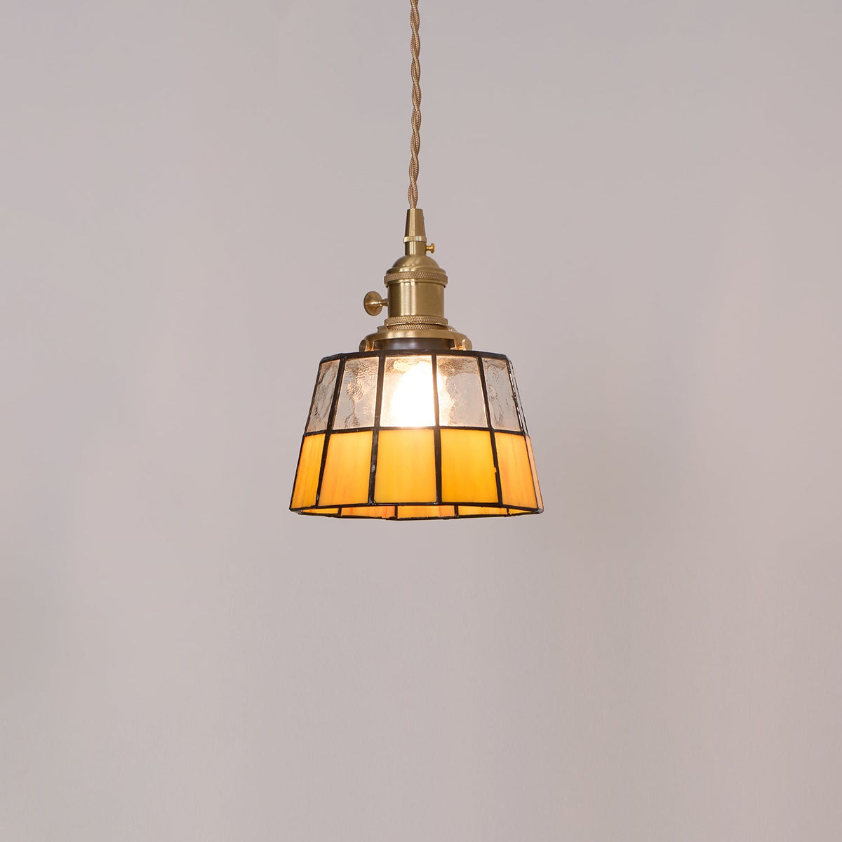 Lampă suspendată cu abajur din sticlă colorată, model vintage, detaliu alamă