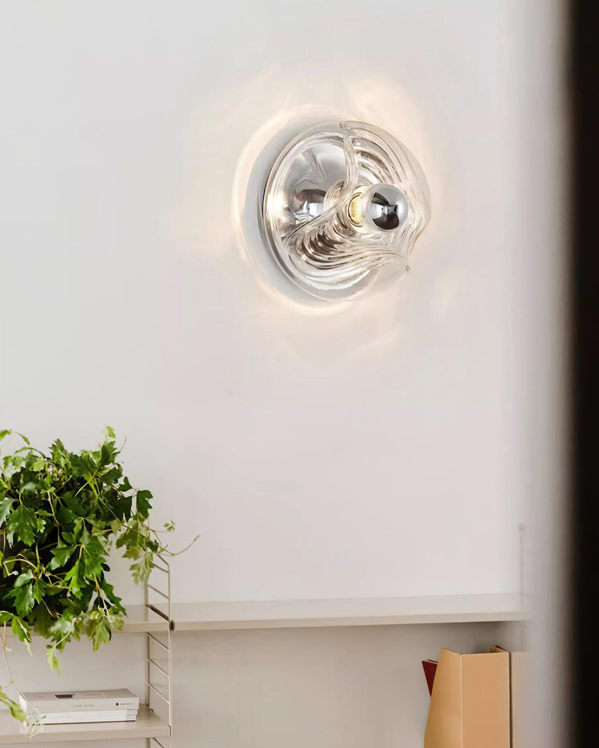 Aplică de perete cu textură swirl, finisaj transparent fumuriu gri modern