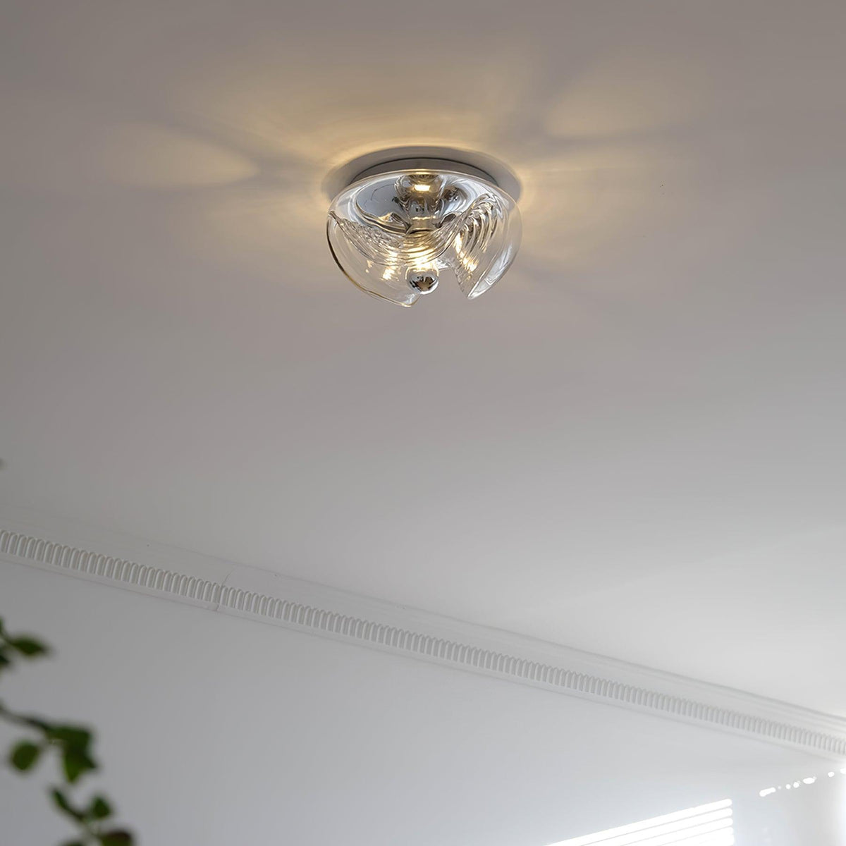 Aplică de perete cu textură swirl, finisaj transparent fumuriu gri modern