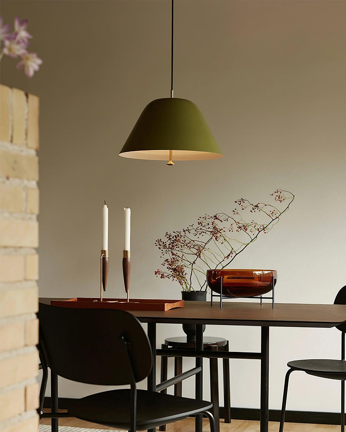 Lampă suspendată modernă cu abajur din metal în verde și alb minimalist