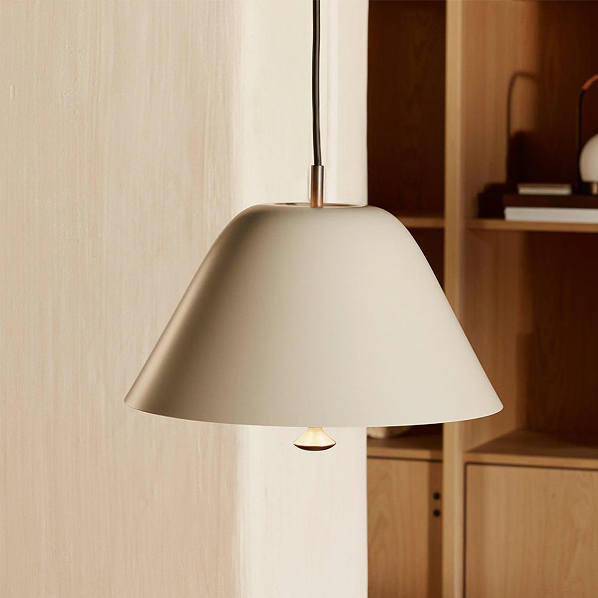 Lampă suspendată modernă cu abajur din metal în verde și alb minimalist